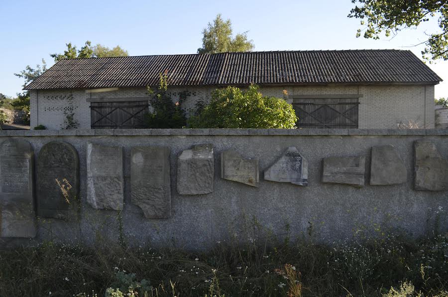 Fragment lapidarium na cmentarzu żydowskim w Gniewoszowie /fot. CHIDUSZ 2018
