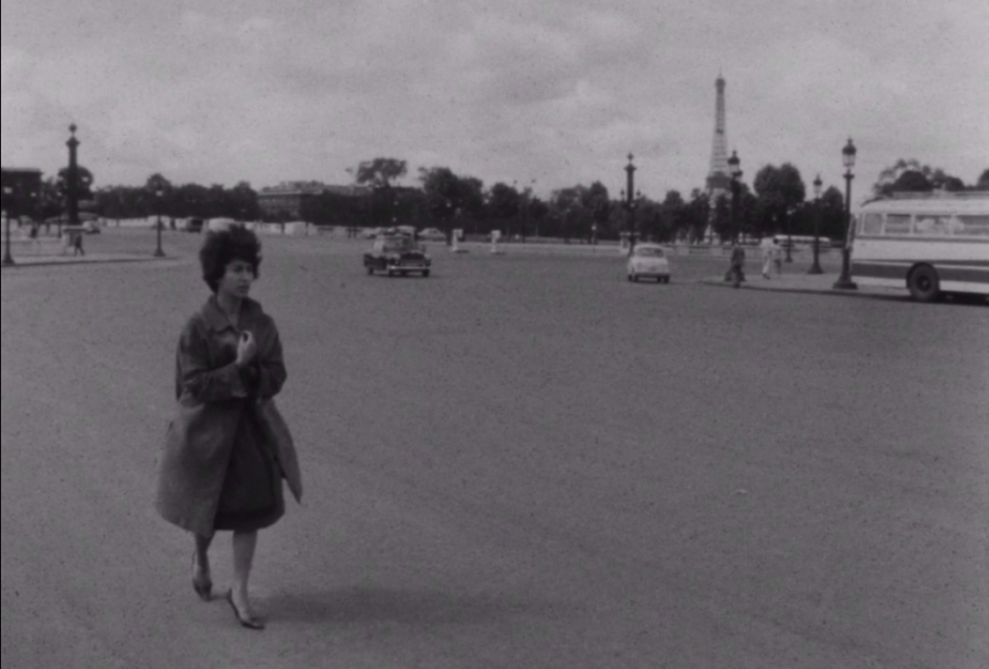 Marceline Loridan-Ivens na Place de la Concorde w Paryżu. Kadr z filmu Chronique d’un été