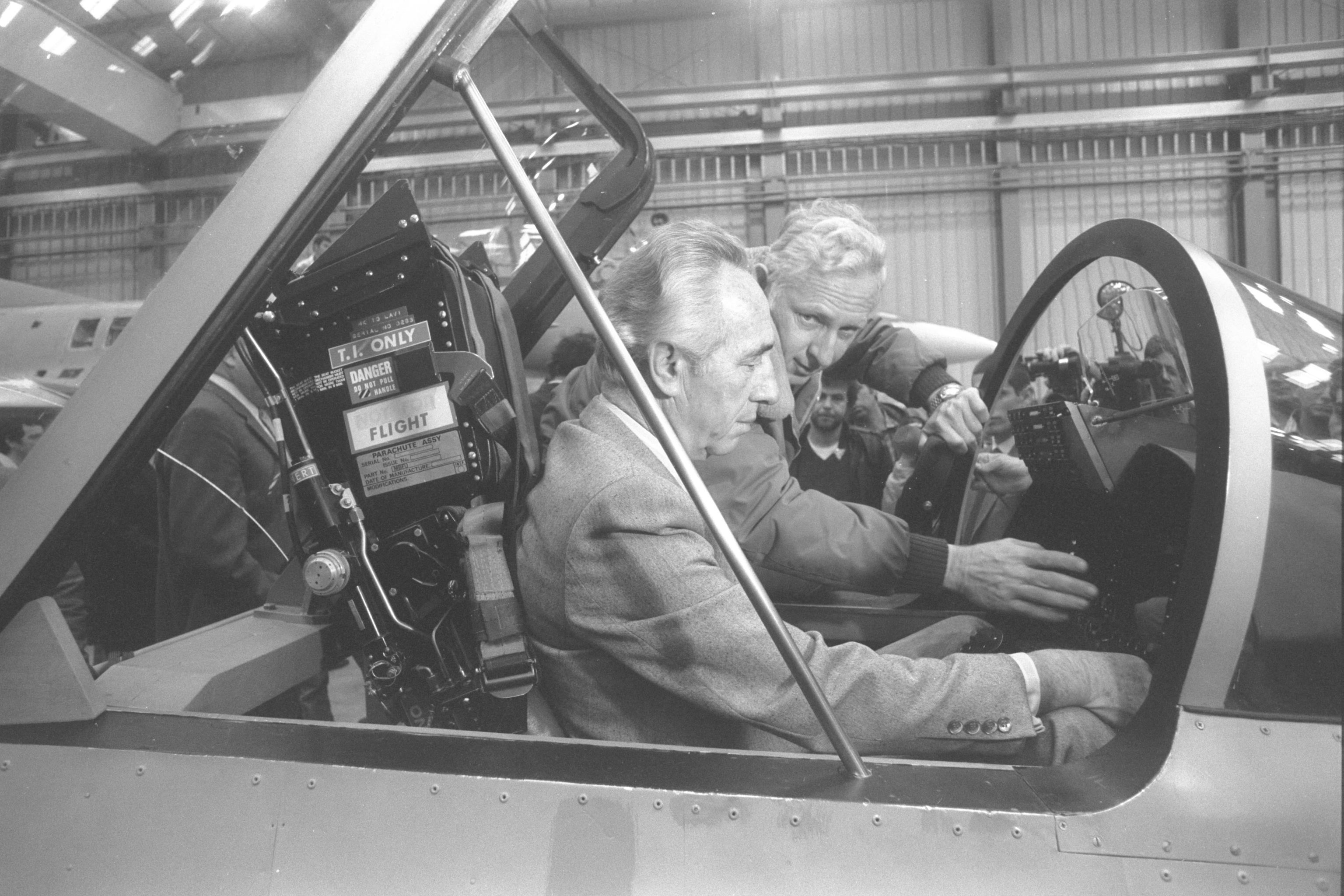 Premier Szimon Peres w makiecie kokpitu myśliwskiego Lavi w siedzibie Israel Aerospace Industries, 1985 r. Zdj. Flickr - Government Press Office (GPO)