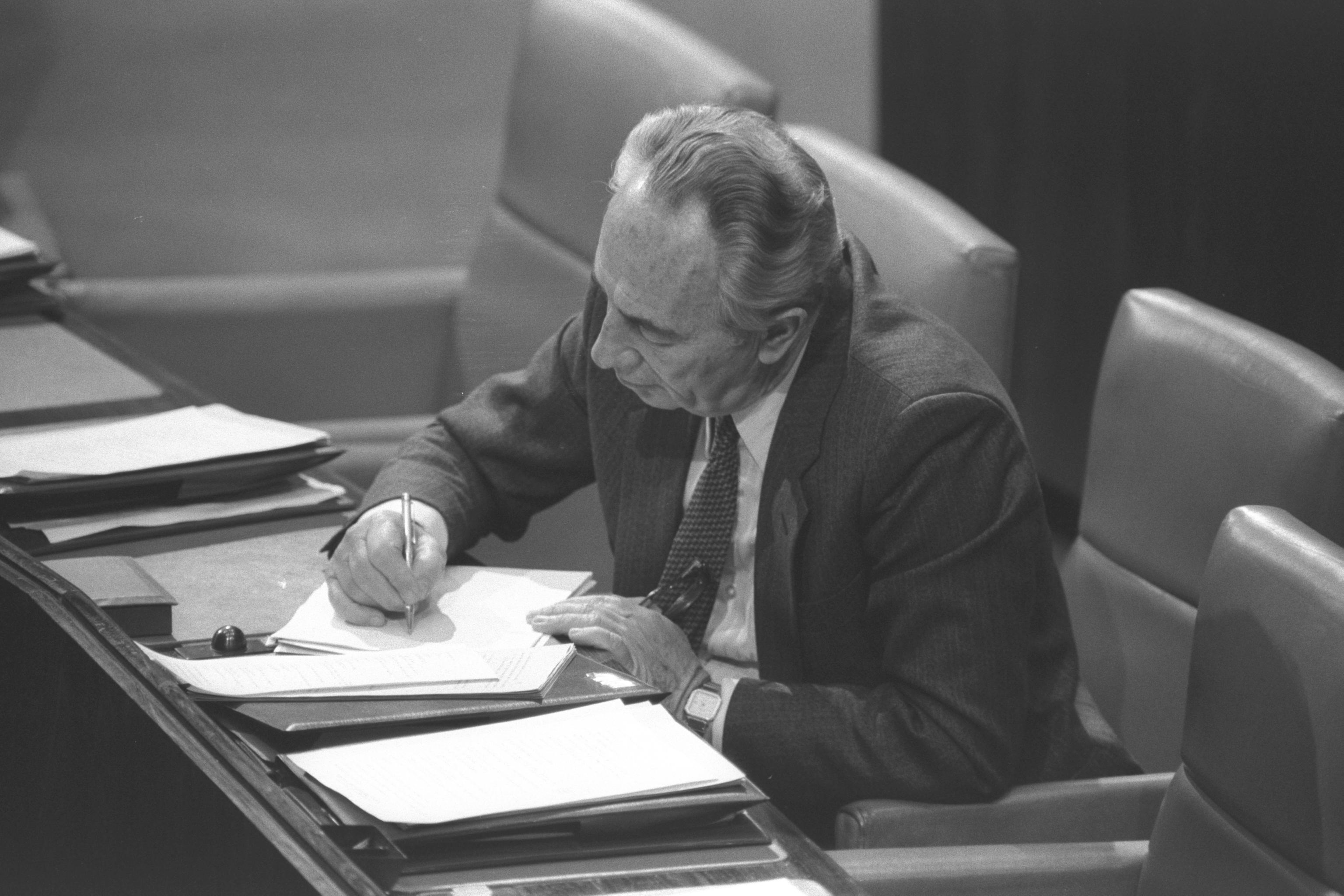 Szimon Peres robi notatki w Knesecie, 1986 rok. Zdj. Flickr - Government Press Office (GMO)