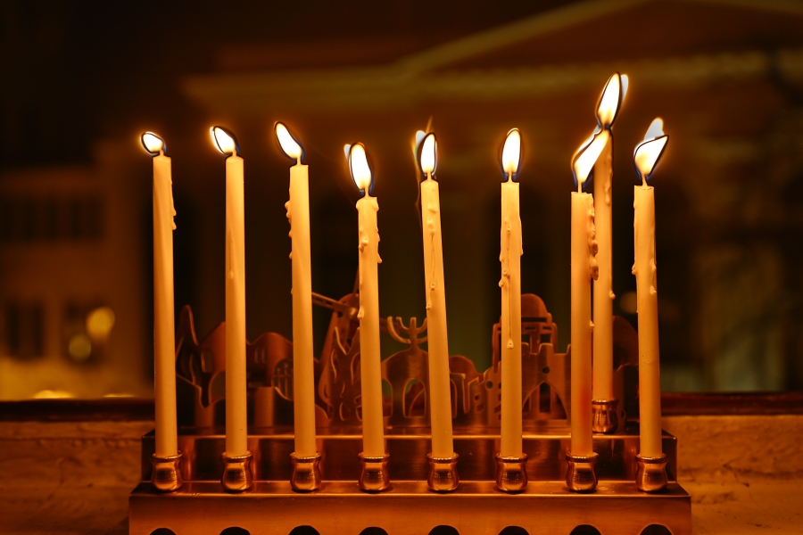 Koniec... wszystkie świeczki na chanukiji w naszej redakcji zapalone. W tle synagoga Pod Białym Bocianem.
