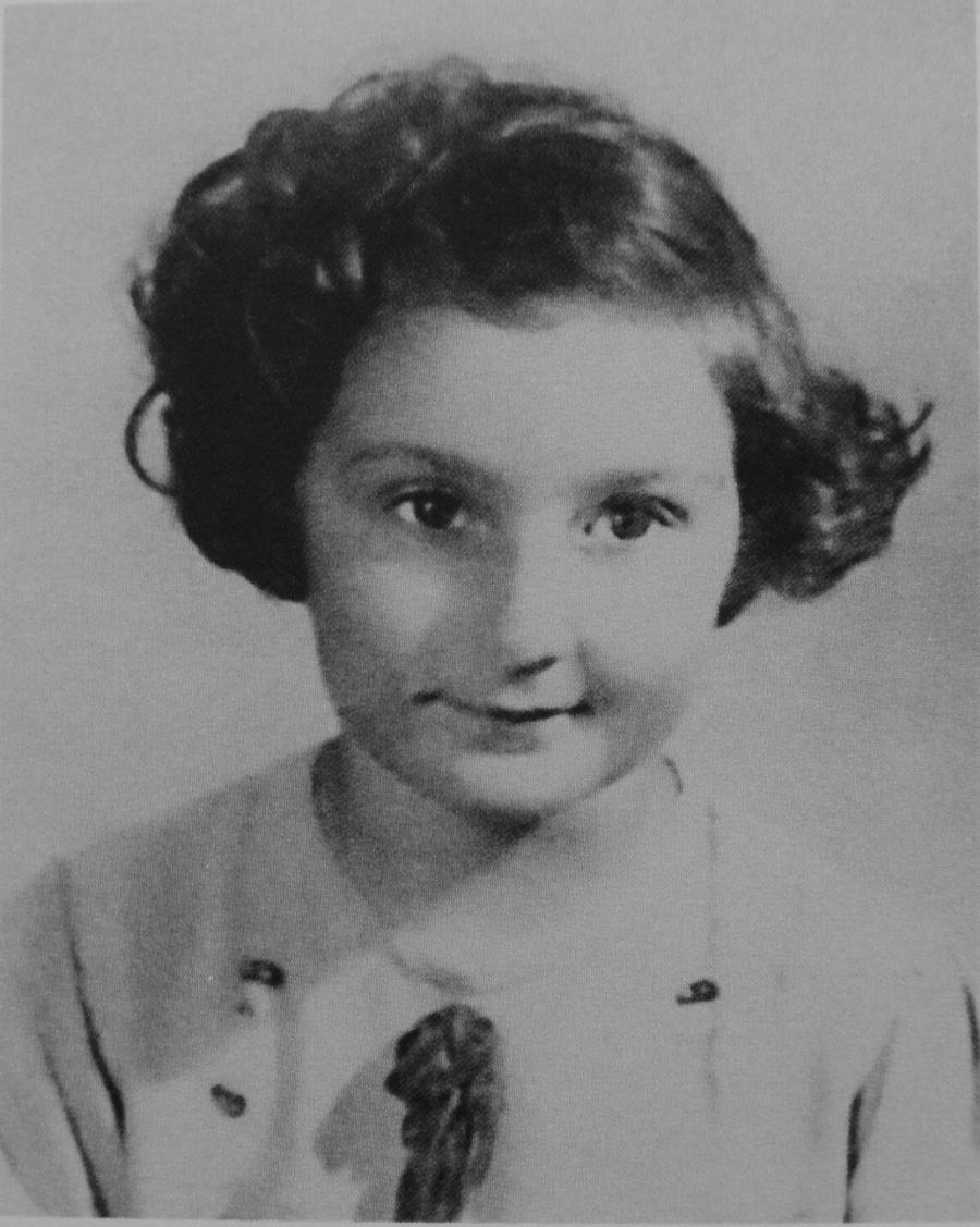Fotografia paszportowa Szarony z 1942 roku. /Fot. Archiwum rodzinne