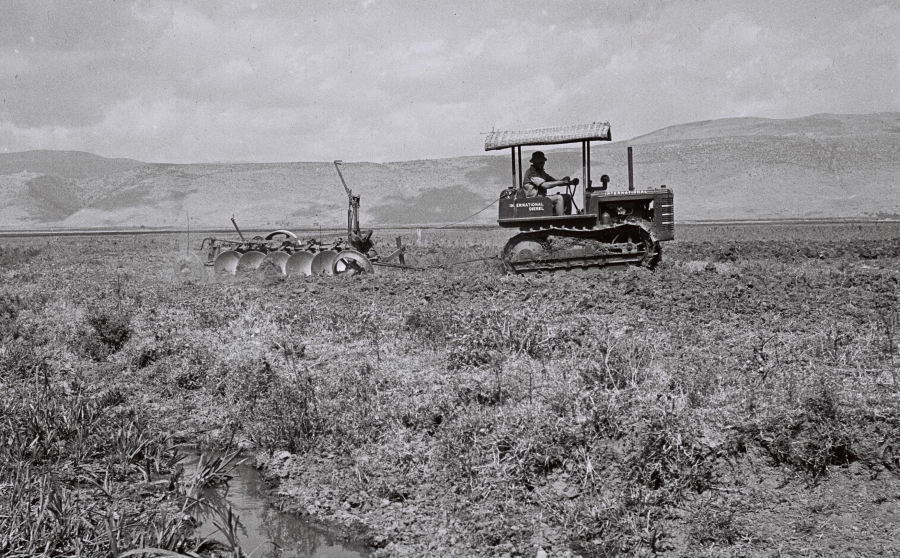 Pierwszy traktor w kibucu Amir/ Wikipedia